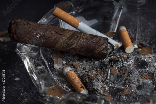 Tarde en mi oficina Disfrutando un cigarro