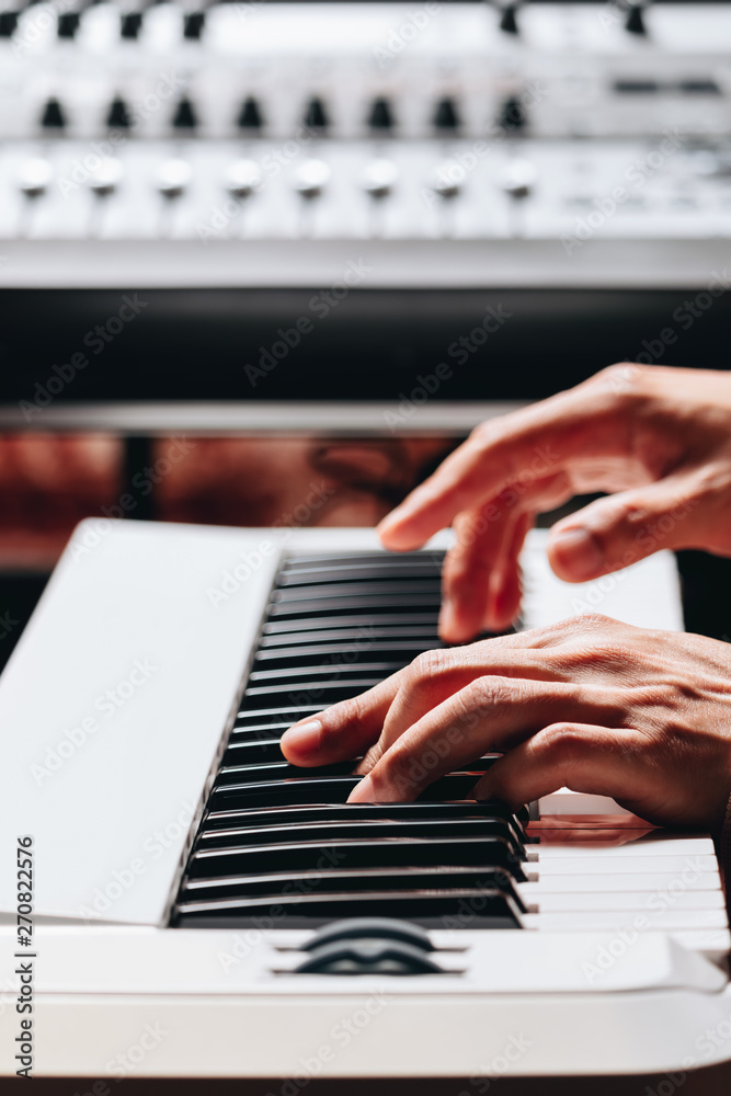 Obraz premium pianist hands playing white piano in recording studio