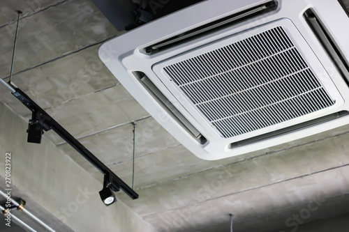 Foto Install air conditioning on the ceiling in a restaurant.