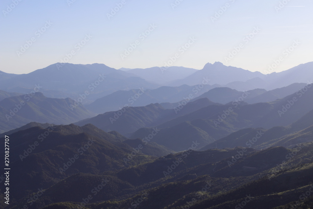 paisaje con siluetas de montañas entre la bruma