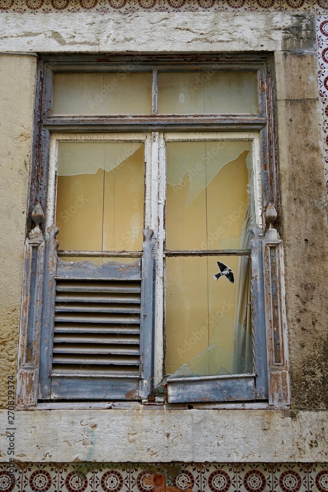 Fenster mit zerbrochenen Glassscheiben in Lissabon