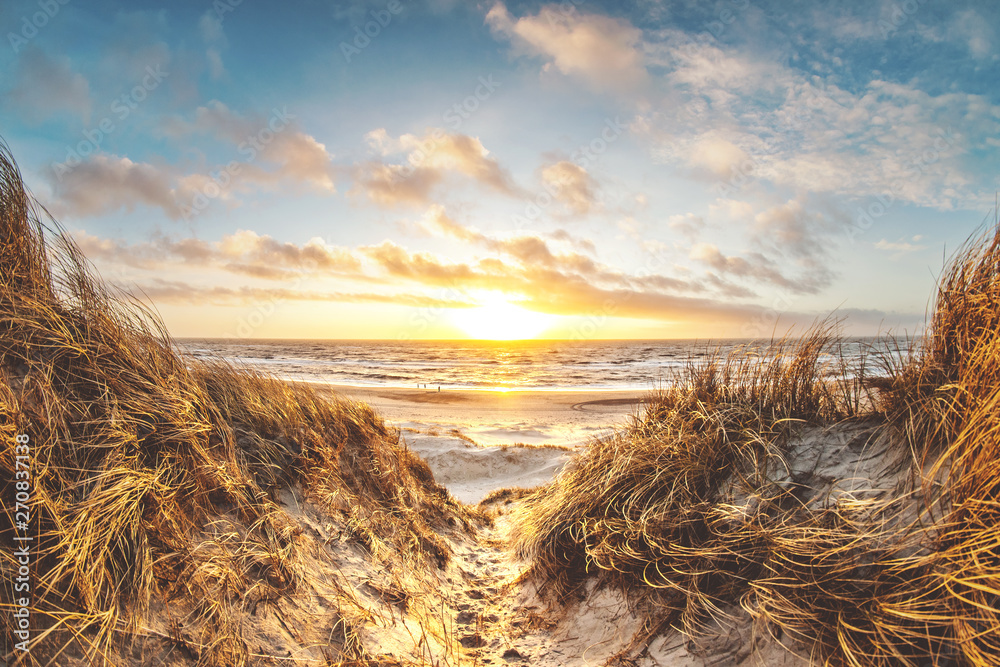 Fototapeta premium Sonnenuntergang am Strand in Dänemark Weitwinkel