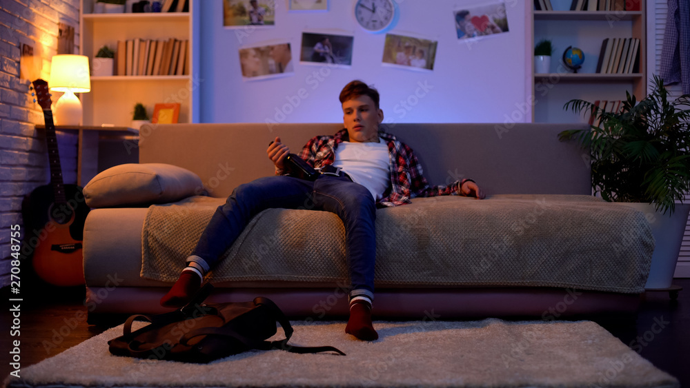 Obraz premium Teenage boy coming home drunk, suffering loneliness and lack of communication