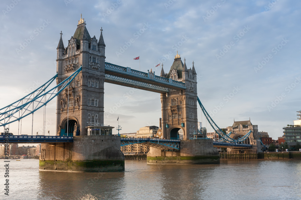 Fototapeta premium Tower Bridge rano, Londyn, Anglia