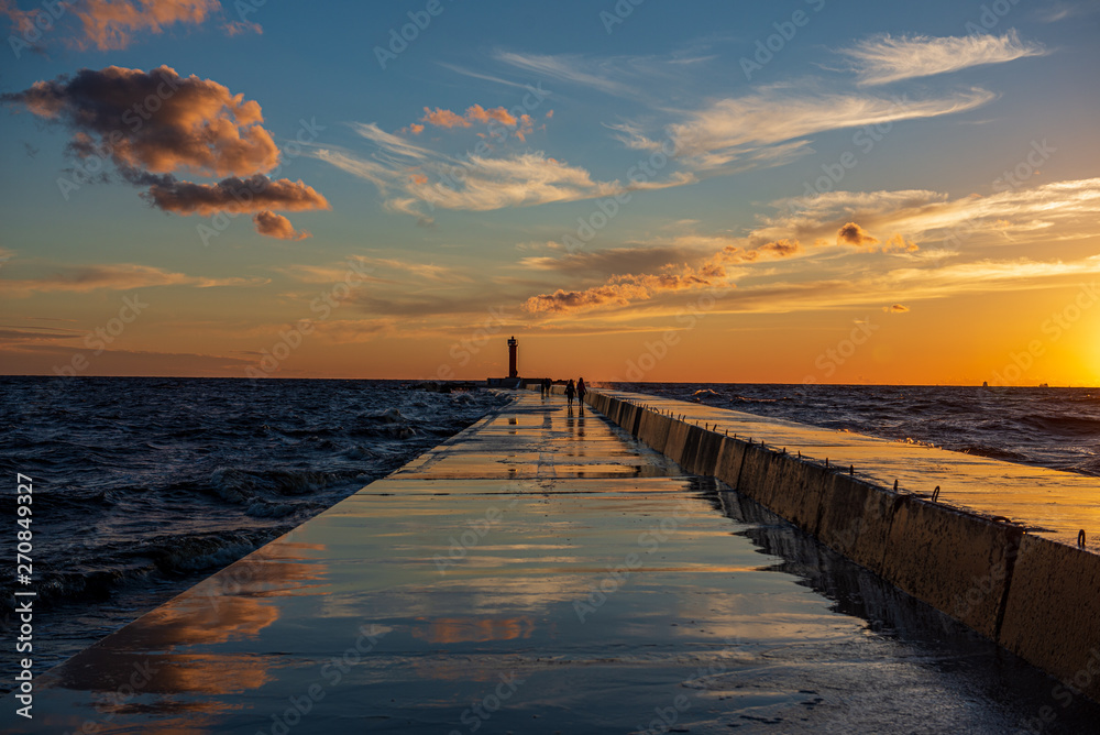 Obraz premium clear sky with dramatic clouds over the lake in sunset
