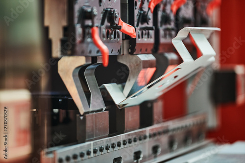 Φωτογραφία bending machine at work. process of metal sheet forming