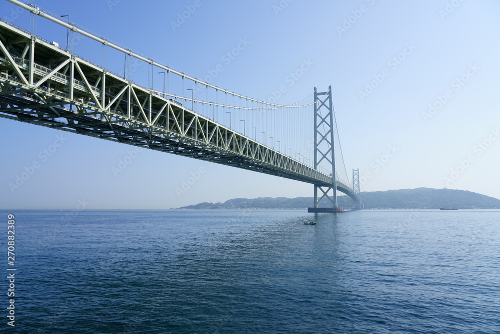 快晴の明石海峡大橋