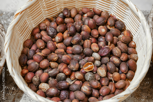 Proceso en seco o natural del grano de café dentro de la cereza.