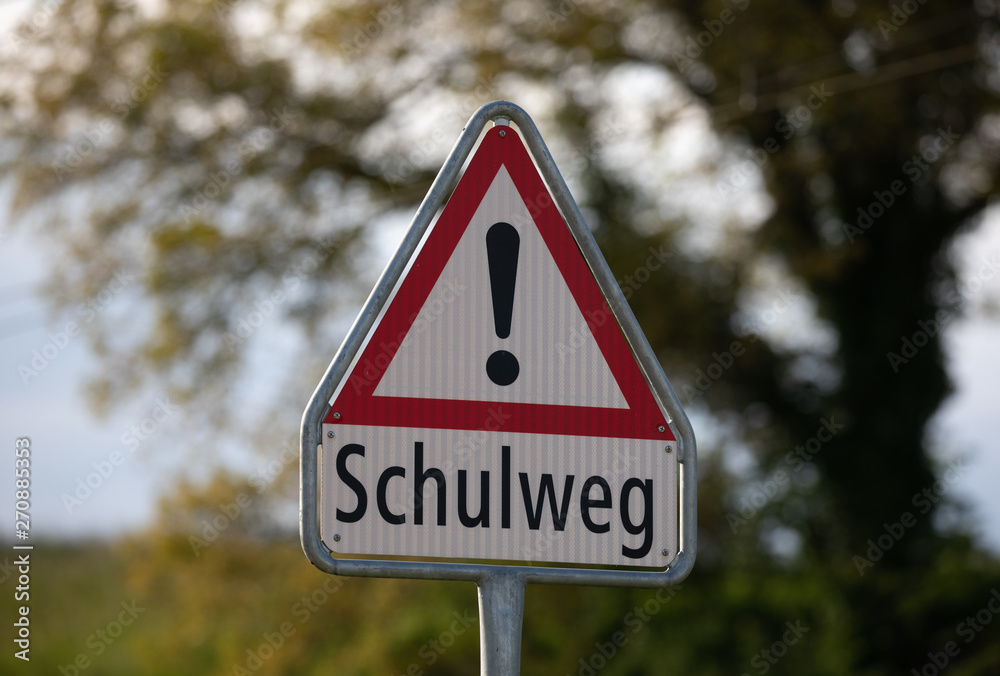 Achtung Schulwegschild vor einem Baum Achtung Schulwegschild vor einem Baum