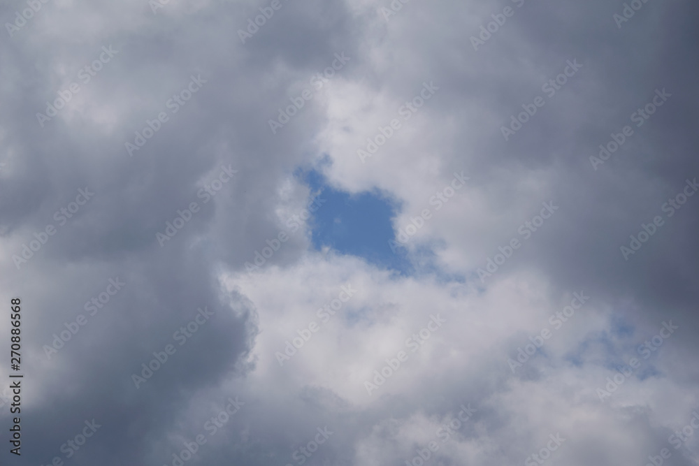 Obraz premium window into the sky among clouds