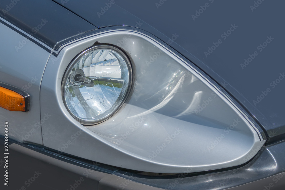 自動車のヘッドライト　Headlight of the car