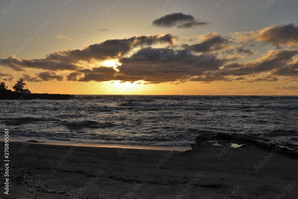 Fototapeta premium Dusk and sun setting over a beautiful ocean