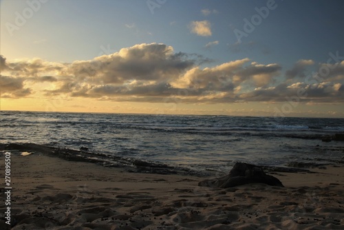 Fototapeta Naklejka Na Ścianę i Meble -  Dusk and sun setting over a beautiful ocean