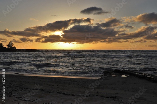Fototapeta Naklejka Na Ścianę i Meble -  Dusk and sun setting over a beautiful ocean