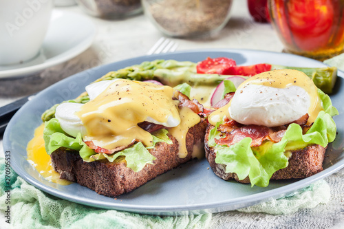 Sandwiches with bacon, poached egg and asparagus