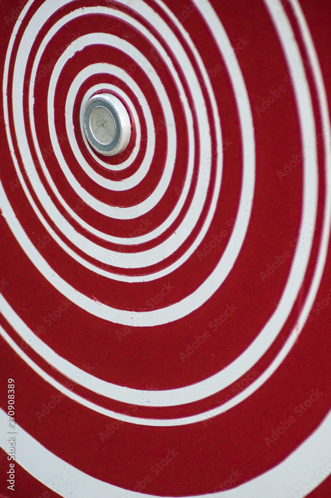 Naklejka premium closeup of red and white alarm symbol in urban park