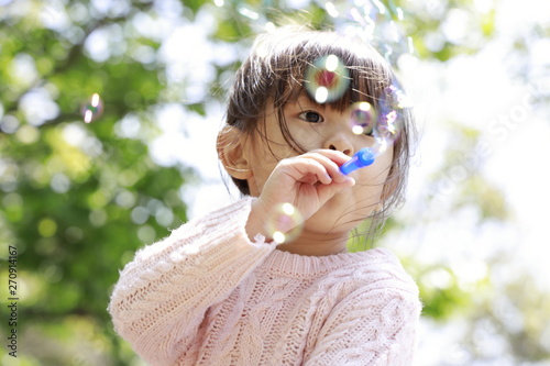 Plakat シャボン玉で遊ぶ幼児