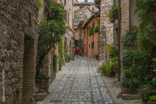 Vicolo medievale del piccolo borgo di Spello in Umbria