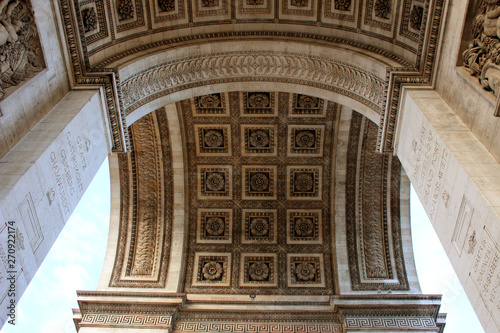 Paris - Arc de Triomphe - Place de l'Etoile © Studio Laure