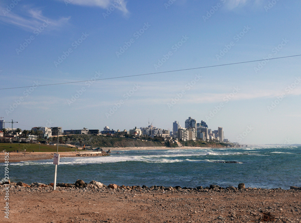 costa del mare con lo sfondo dello skyline di tel aviv
