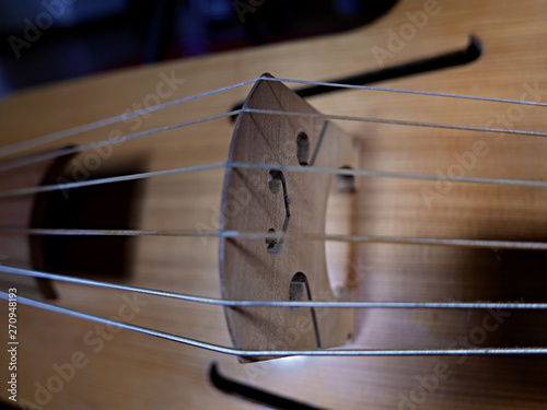 Canvastavla corde e ponticello dello strumento musicale viola da gamba