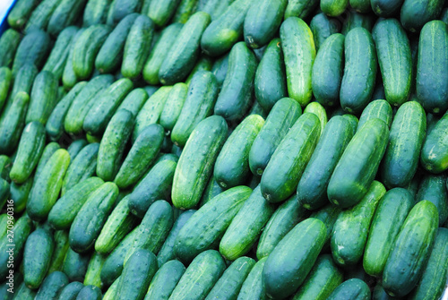 Pepinos apilados en tianguis de la Ciudad de México.