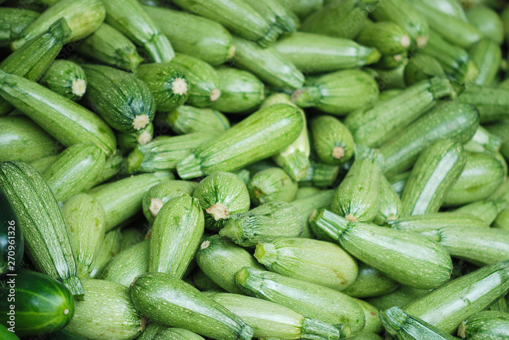 Zucchinis apilados en tianguis en la Ciudad de México.
