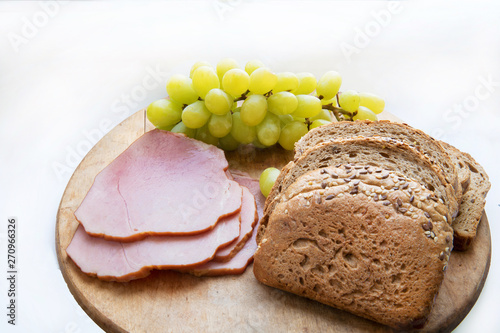 Bread , grapes and ham