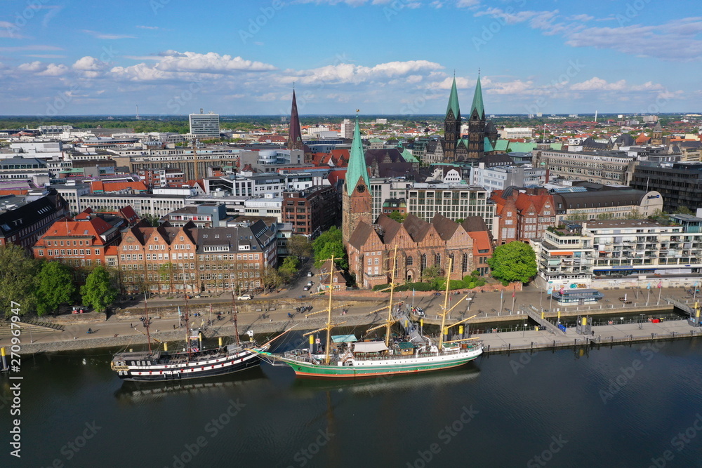 Fototapeta premium Hansestadt Bremen an der Weser Luftaufnahme