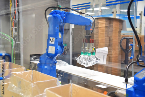 Roboter mit Insulinbeutel in einer Fabrik zur Produktion von Meidkamenten - Pharmaindustrie // Robot with insulin bag in a factory for the production of medicaments - Pharmaceutical industry photo