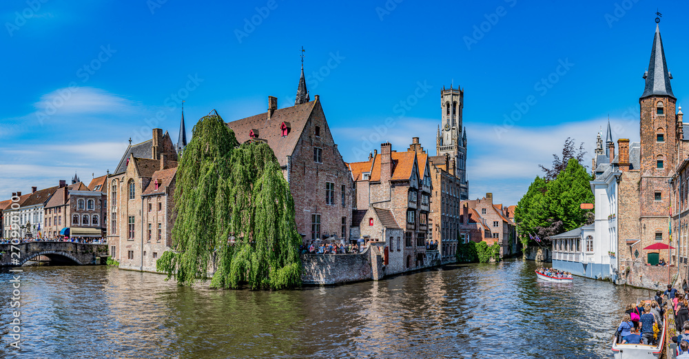 Fototapeta premium Panorama kanałów w Brugii - widok z Rozenhoedkaai Belgium oraz z widokiem na dzwonnicę