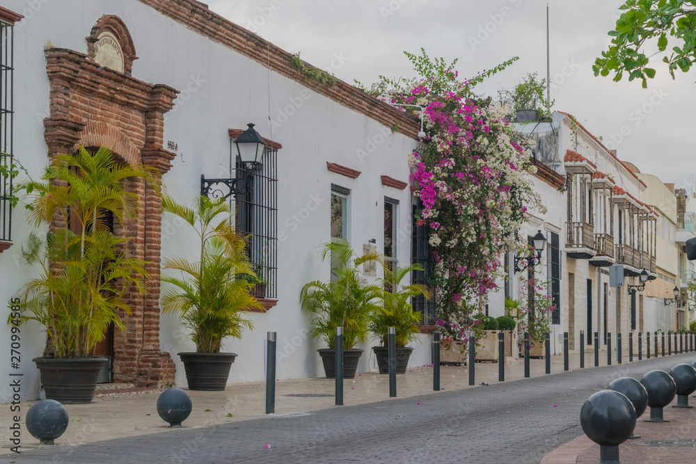Historical street in the colonial city of Santo Domingo - obrazy, fototapety, plakaty 