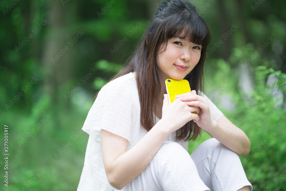 女性・新緑・スマホ
