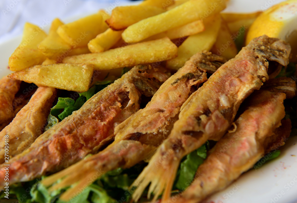 gebratener fisch mit pommes