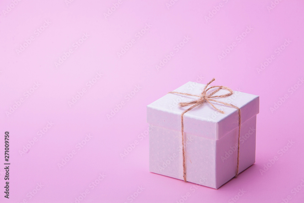 Fototapeta premium Gift box on pink background