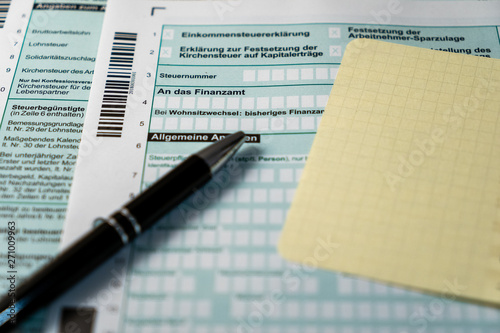 Steruerklärung mit schwarzem Stift und freiem gelben Zettel version 2