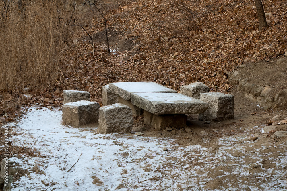 Φωτογραφία Mutianyu China, picnic table with snow in parkland near Great Wall of China