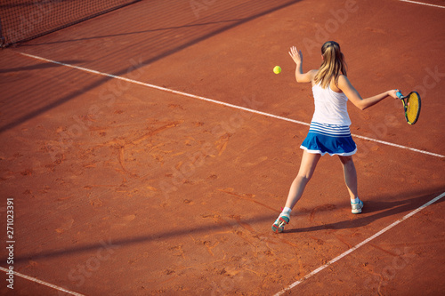 Young woman playing tennis on clay. Forehand. © FS-Stock