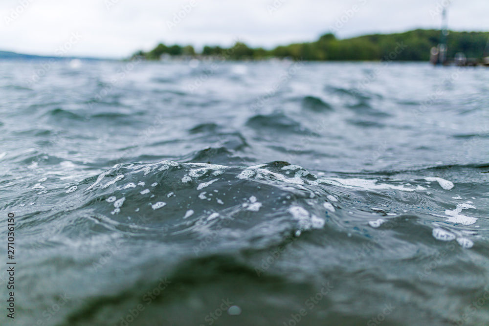 Welle mit Schaum auf einem See Welle mit Schaum auf einem See