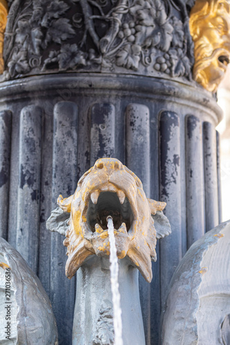 Brunnen mit Drachenkopf photo