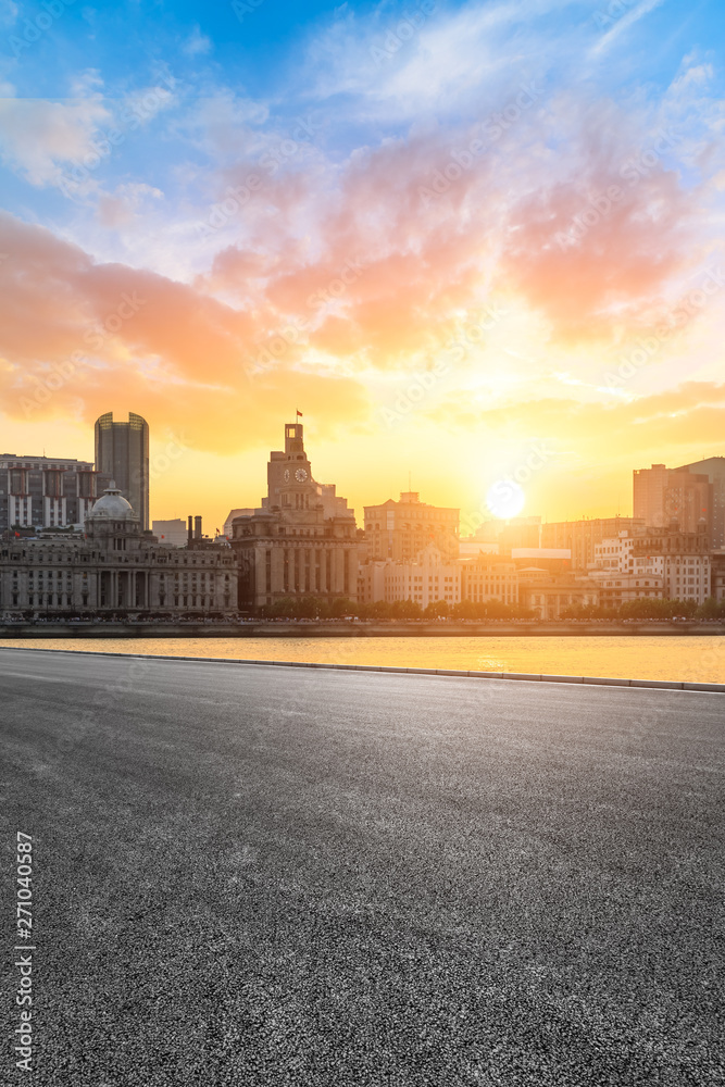 Obraz premium Shanghai bund city skyline and empty asphalt highway at sunset
