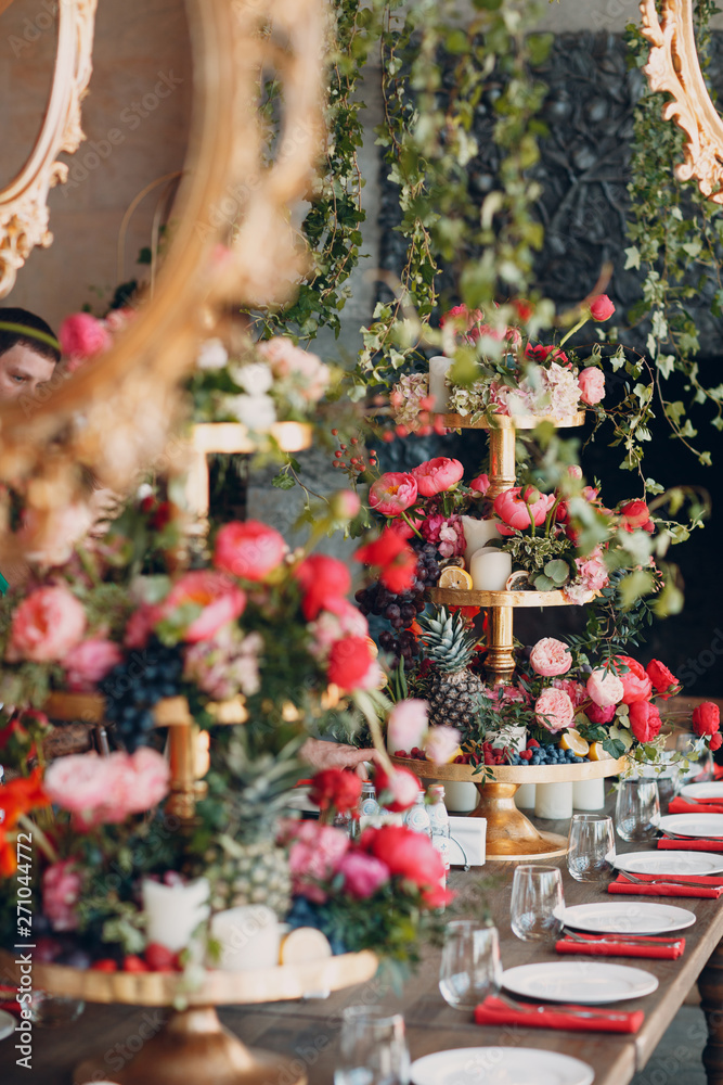 Obraz premium Wedding table flowers with fruits and berries decor in red white pink green colors.