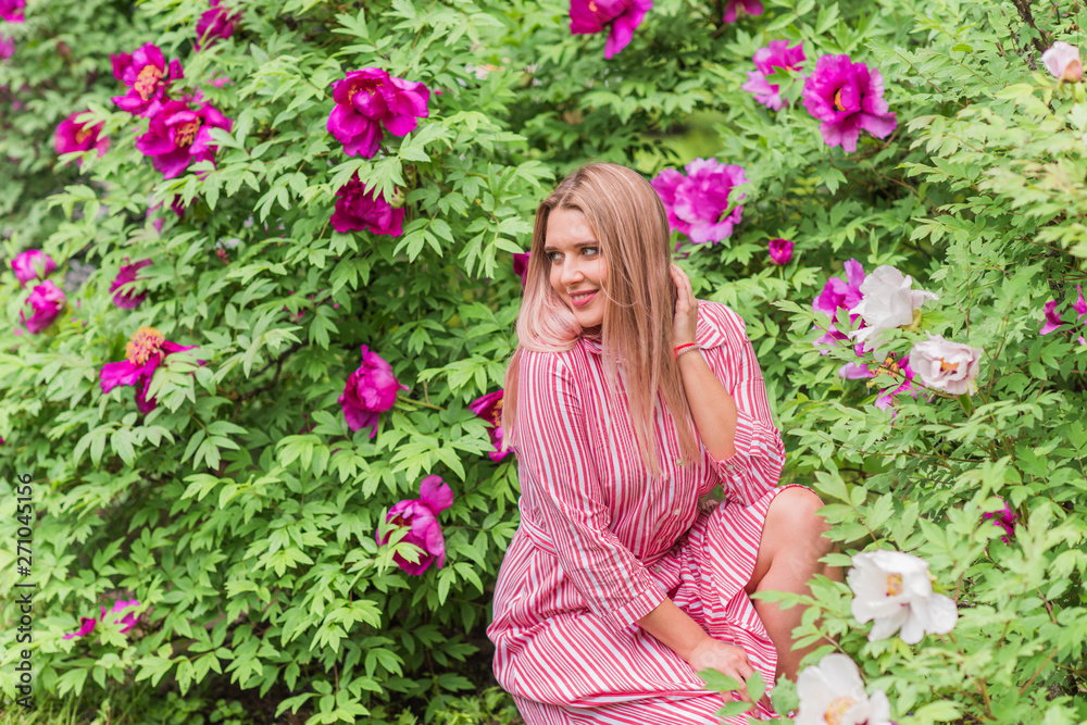 Stylish woman on a nature at park. Casual fashion, elegant look. Plus size model. Happy overweight woman at the town 
