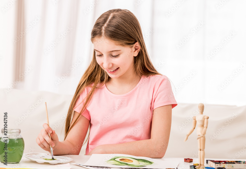 Girl drawing from figure with paint
