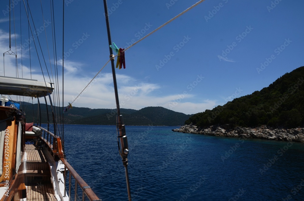 Goélette turque navigant de Bodrum aux criques du golfe de Gokova (Turquie) Goélette turque navigant de Bodrum aux criques du golfe de Gokova (Turquie)