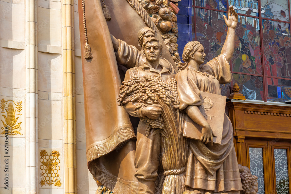 Fototapeta premium MOSCOW, RUSSIA - MAY 10, 2019- The working people of the USSR in VDNH. Detail of a bronze sculpture, close-up