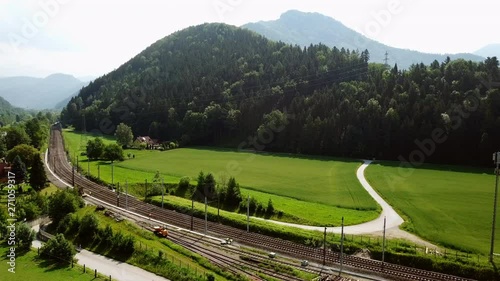 Zug fährt durch schöne Landschaft