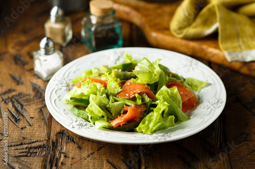 Healthy green salad with tomatoes