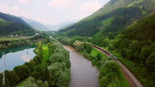 Zug fährt durch schöne Landschaft