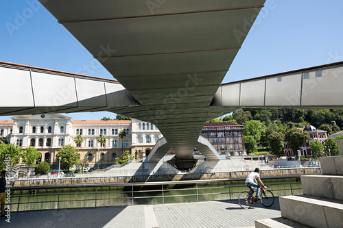 Puente en la rivera del río en Bilbao.